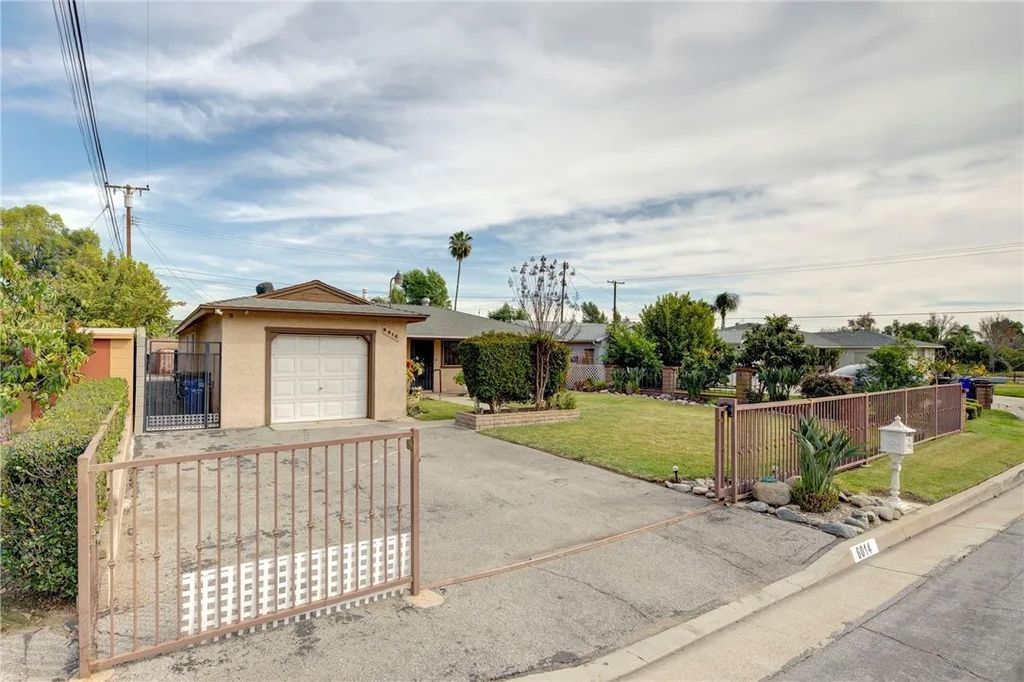 Photo of 6014 N Fairvale Drive, Azusa, CA 91702 (MLS # CV26042966)