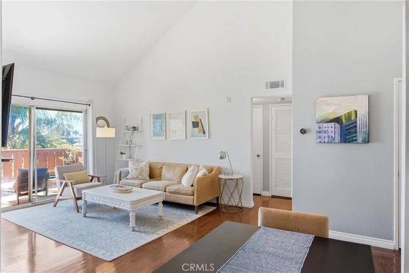 384 Redondo Avenue 401