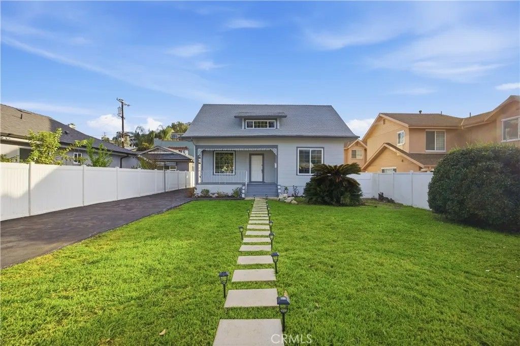 Photo of 1318 E Garfield Ave, Glendale, CA 91205 (MLS # TR26009835)