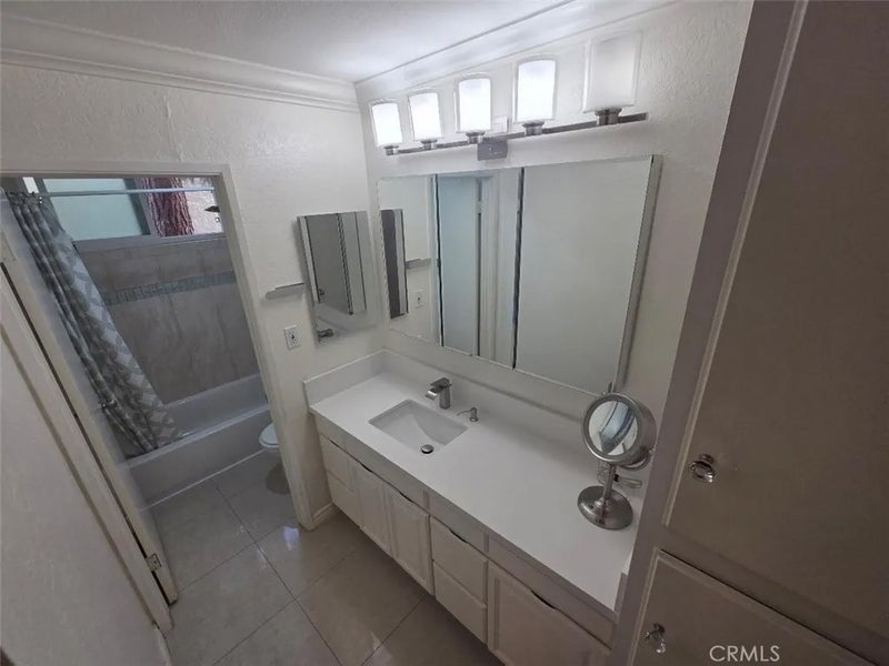1010 W Macarthur Boulevard 77