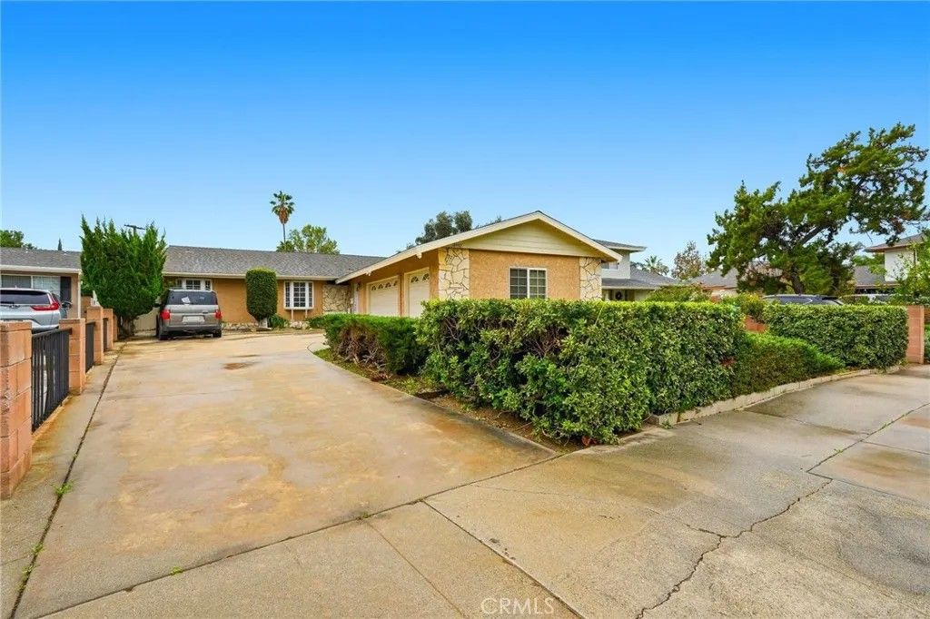 Photo of 18932 Ballinger Street, Northridge, CA 91324 (MLS # SR25282005)