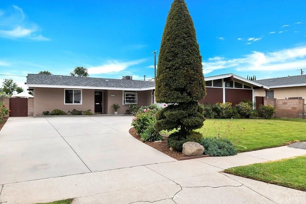 Photo of 20410 Marilla St, Chatsworth, CA 91311 (MLS # SR26084104)