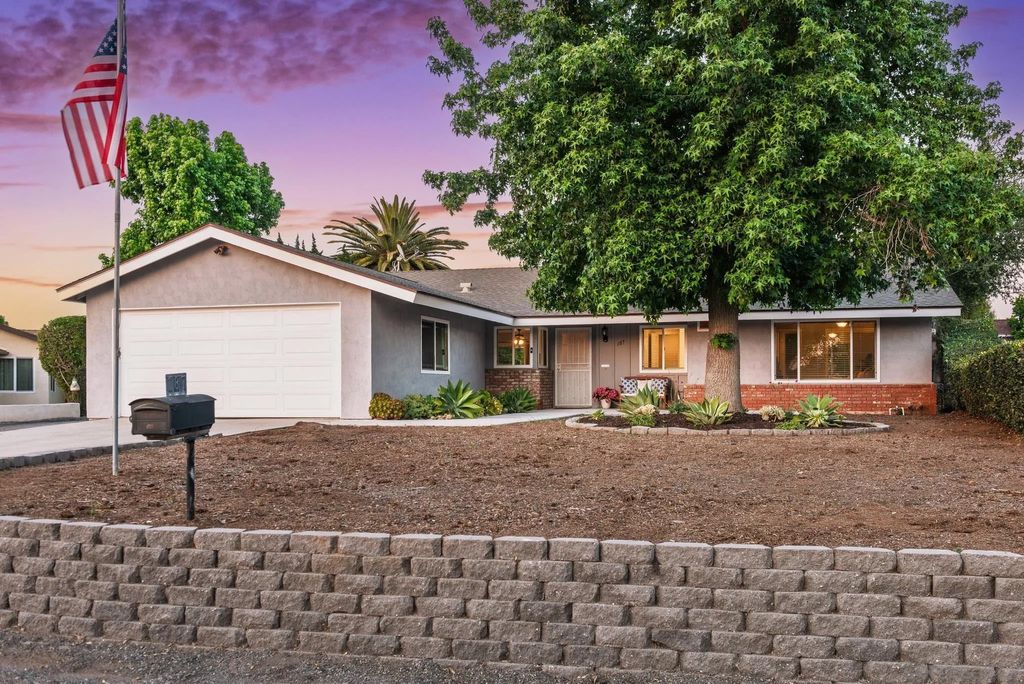 Photo of 187 Del Sureno, Fallbrook, CA 92028 (MLS # 260010963)