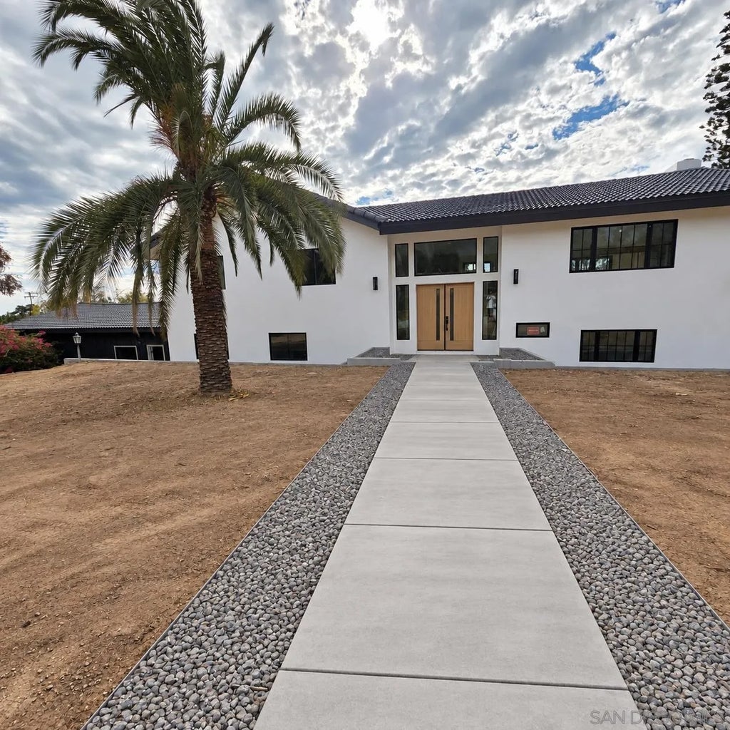 Photo of 2530 3/4 Foothill Dr, Vista, CA 92084 (MLS # 260022344)
