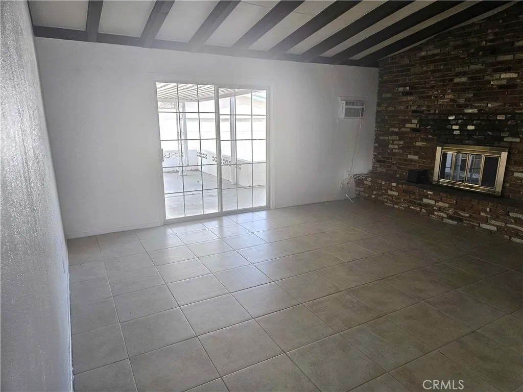 1543 Elizabeth Lake
