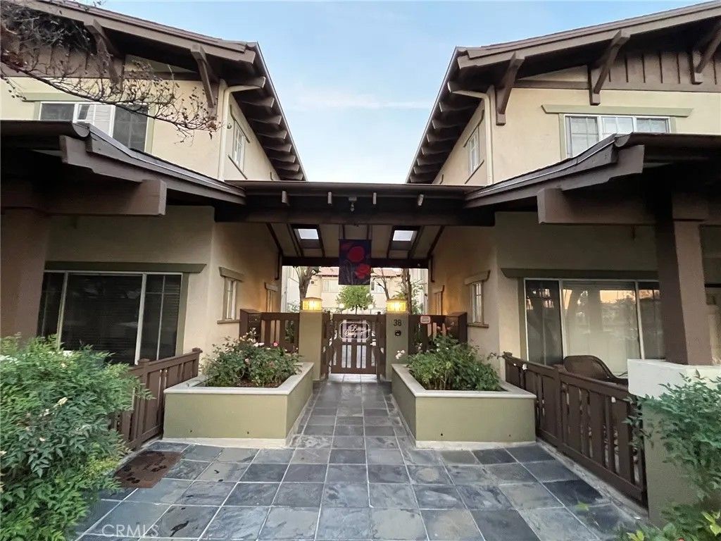 Photo of 38 N Bonnie Ave #10, Pasadena, CA 91106 (MLS # TR25281985)