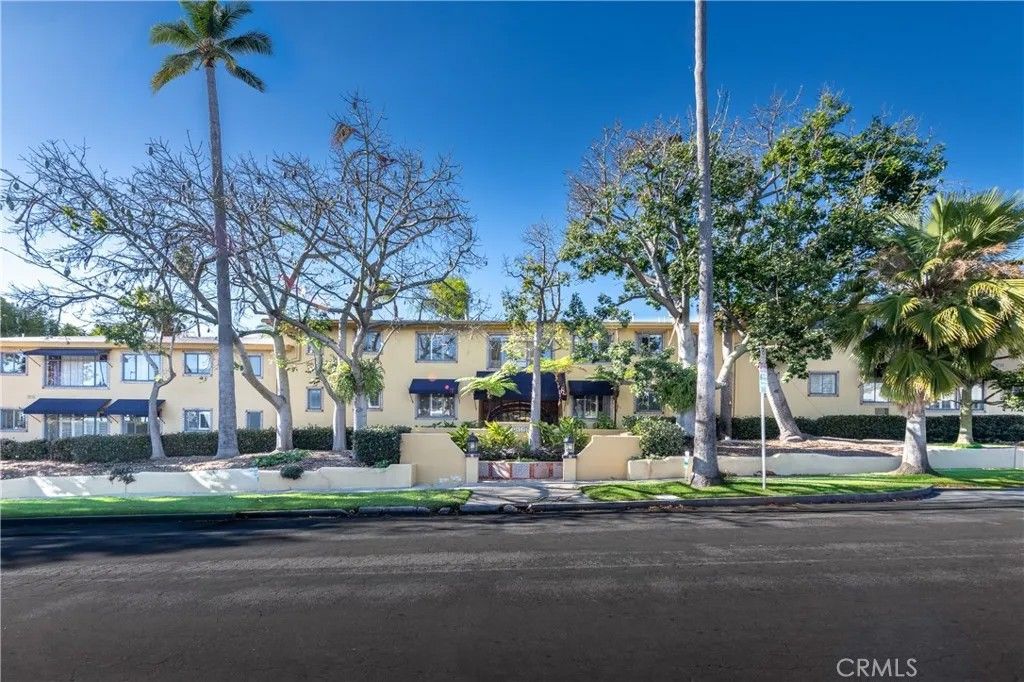 Photo of 1615 N Laurel Avenue #203, Los Angeles, CA 90046 (MLS # SR26006523)