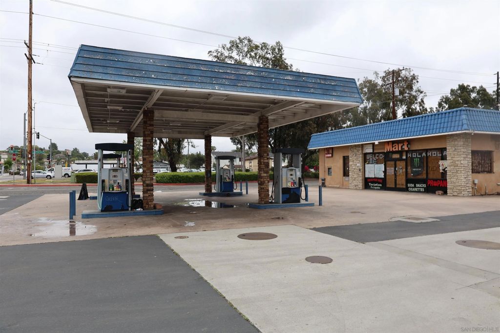 Photo of 901 W 9th, Escondido, CA 92025 (MLS # 250029350)