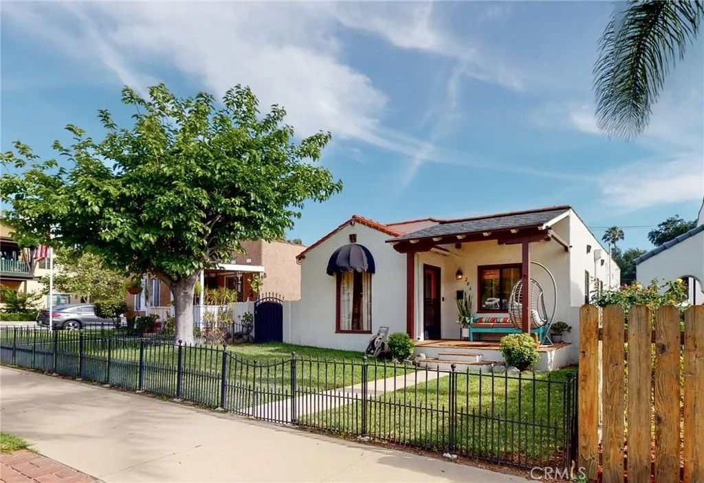 Photo of 206 W Mountain View Avenue, Glendora, CA 91741 (MLS # CV25278549)