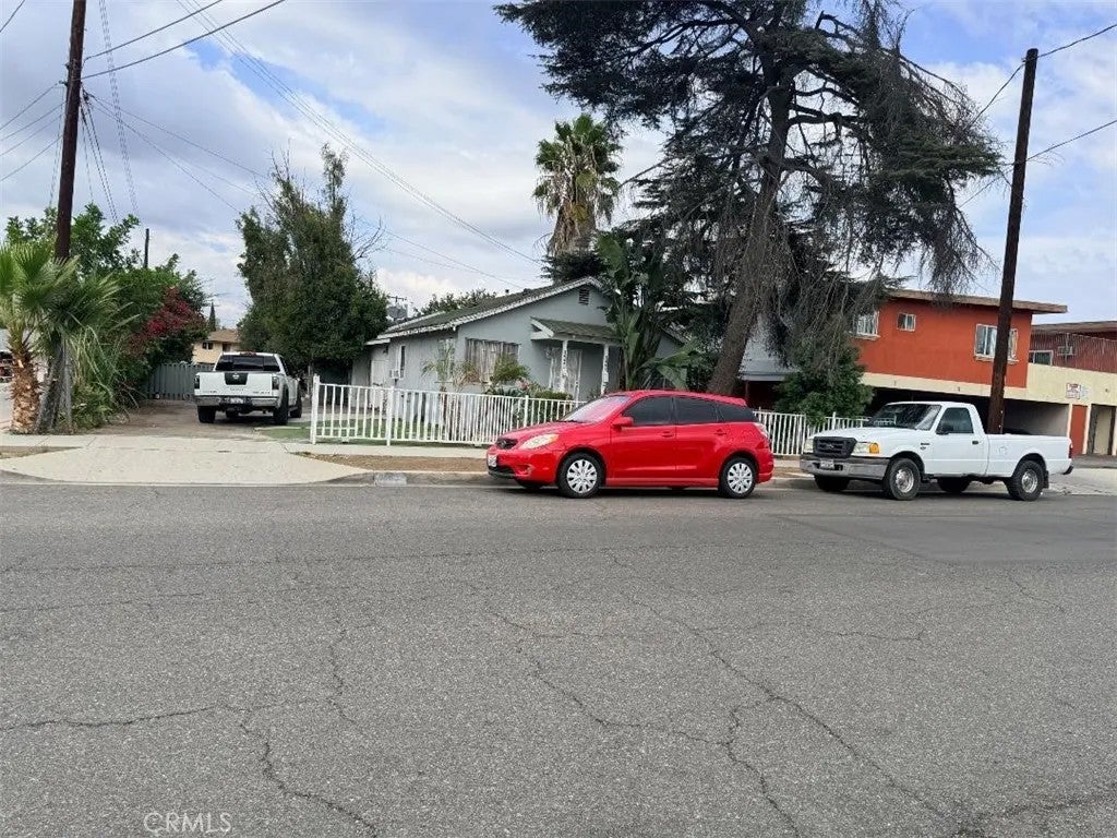 1443-1443 Laurel