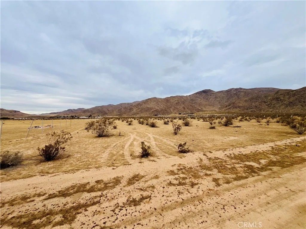 Photo of 26000 Las Piedras, Apple Valley, CA 92308 (MLS # TR25267483)