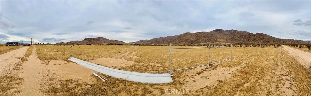 Photo of 26000 Las Piedras, Apple Valley, CA 92308 (MLS # TR25267483)