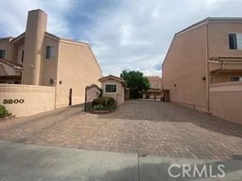 Photo of 5200 White Oak Avenue #36, Encino, CA 91316 (MLS # SR26009082)