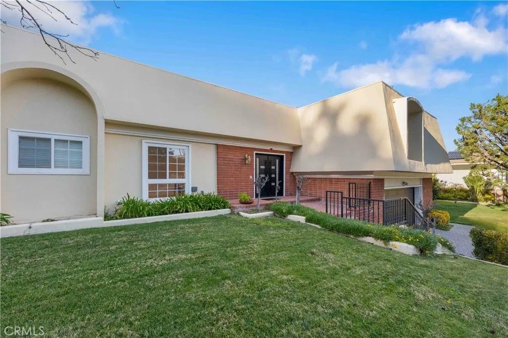 Photo of 4121 Picasso, Woodland Hills, CA 91364 (MLS # SR26026170)