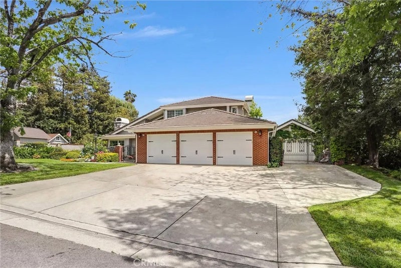 5787 Ridgeway Rd
