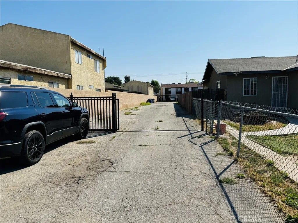 Photo of 326 Stephens Dr, Bakersfield, CA 93304 (MLS # RS26060585)