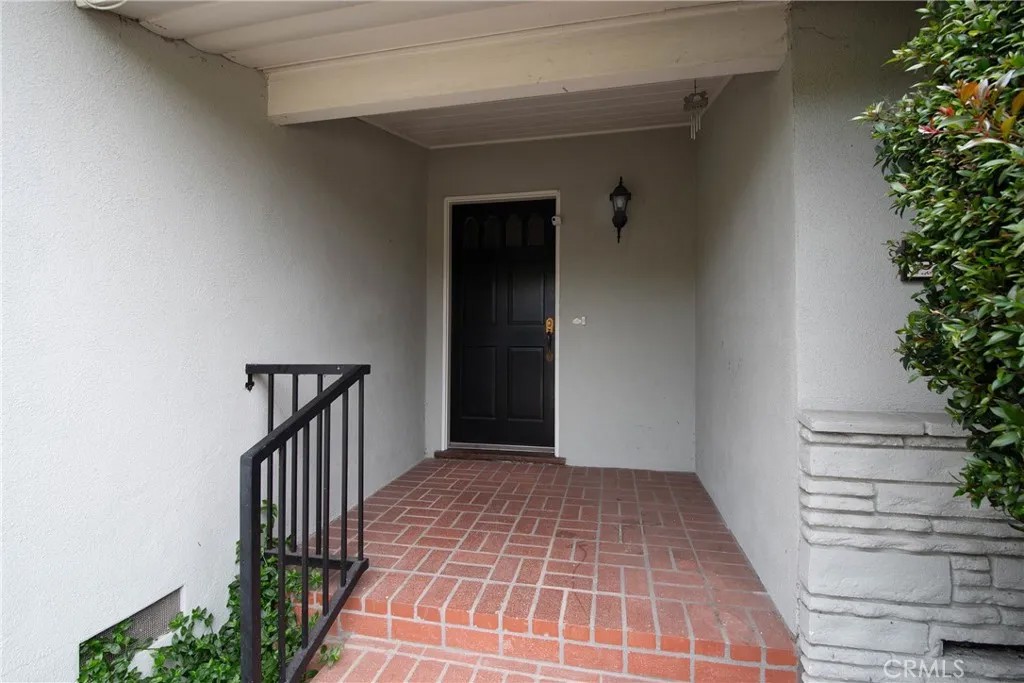 375 W Las Flores