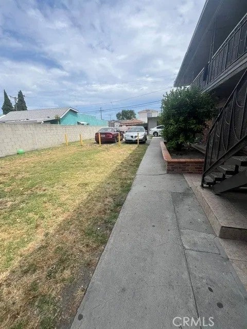 4623 E Compton