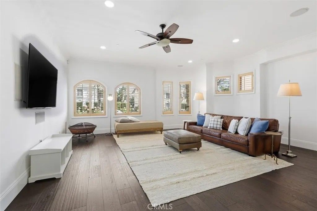 Photo of 143 N Arnaz Drive #105, Beverly Hills, CA 90211 (MLS # SR26058618)