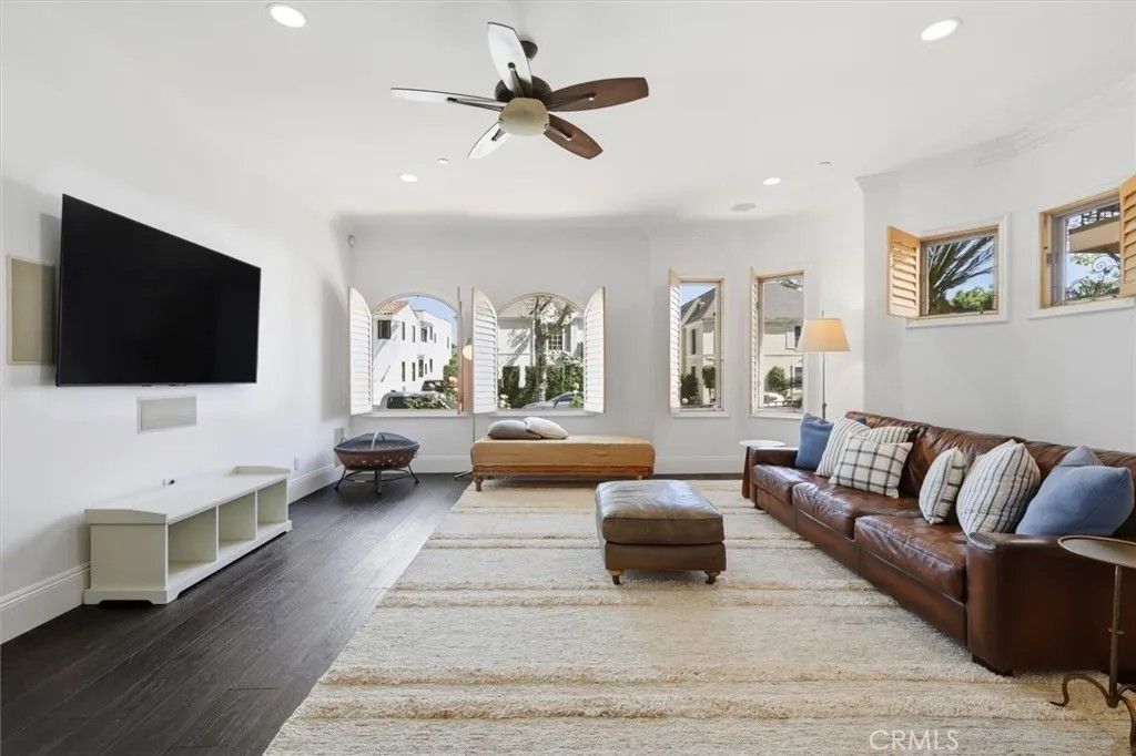 Photo of 143 N Arnaz Drive #105, Beverly Hills, CA 90211 (MLS # SR26058618)