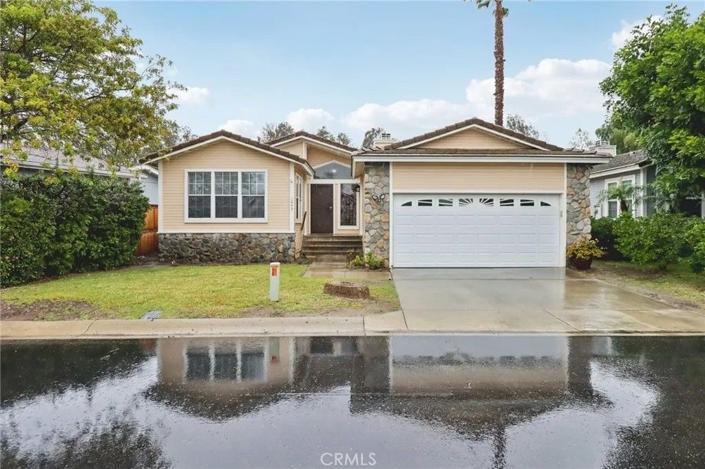 Photo of 1043 Kite Ln, Vista, CA 92081 (MLS # IV26036137)