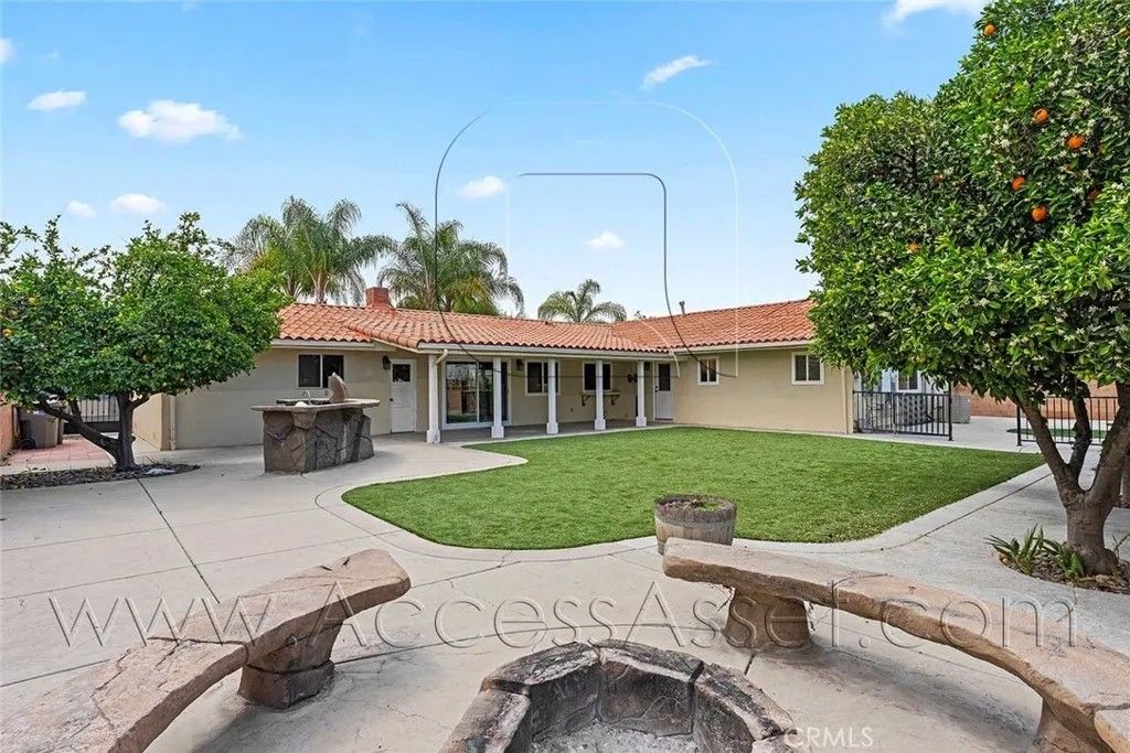 Photo of 43160 San Marcos Pl, Hemet, CA 92544 (MLS # SW26084063)