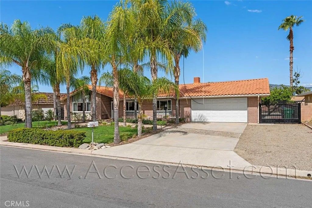 Photo of 43160 San Marcos Pl, Hemet, CA 92544 (MLS # SW26084063)