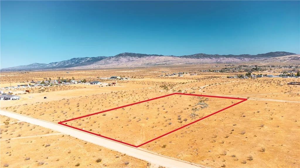 Photo of 23421 Colony Rd, Apple Valley, CA 92308 (MLS # HD26107060)