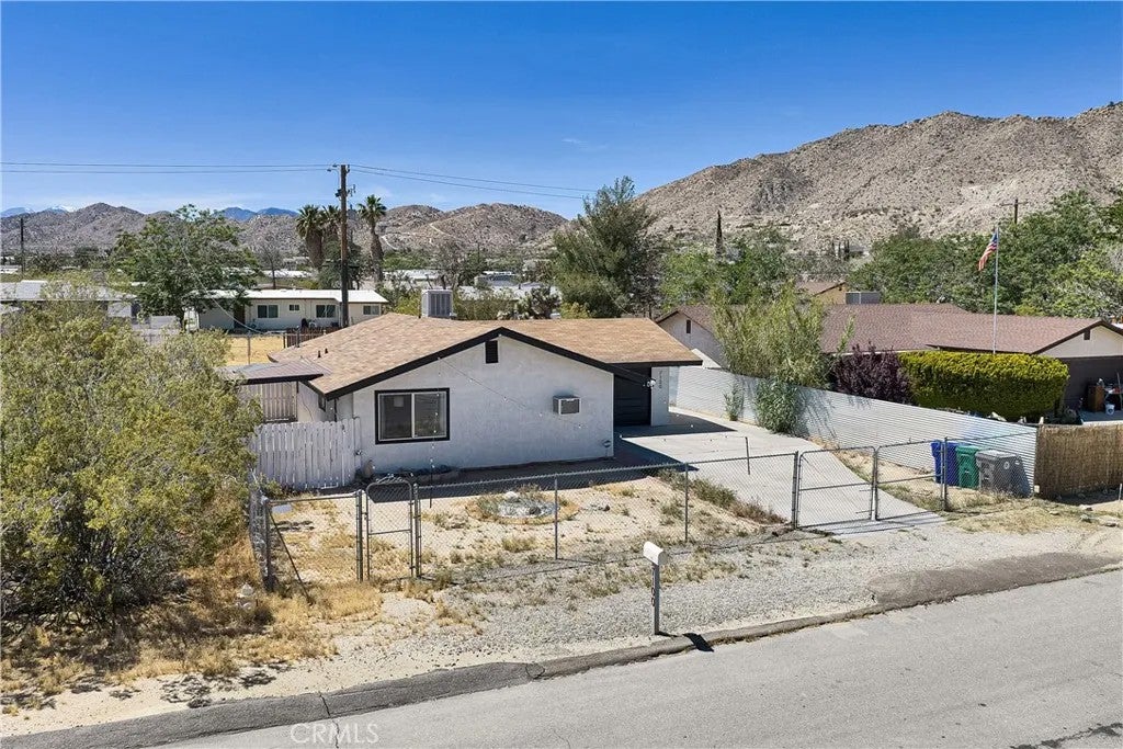 Photo of 7100 Cholla Avenue, Yucca Valley, CA 92284 (MLS # SR26083512)