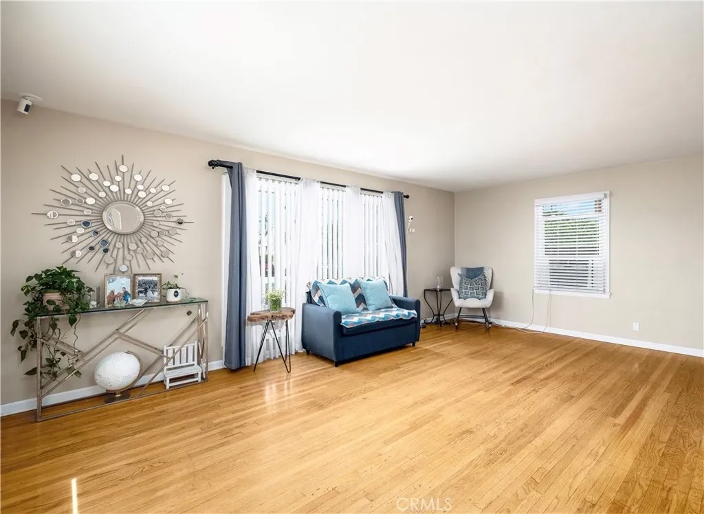 5922 N Vista