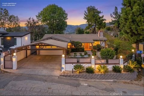 Photo of 7305 Verdugo Crestline Dr, Tujunga, CA 91042 (MLS # SR26055799)