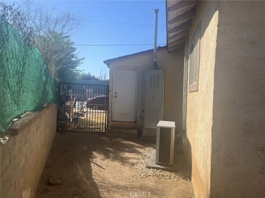 Photo of 4264 Victoria Avenue, Riverside, CA 92507 (MLS # CV26001240)