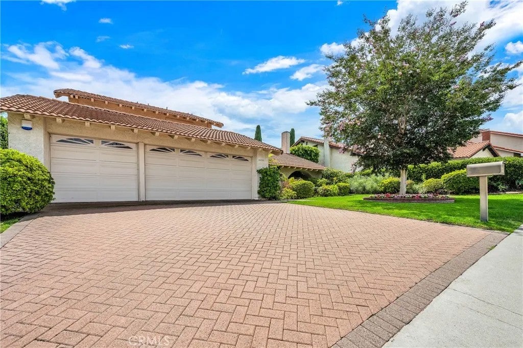 4092 Rousseau Lane