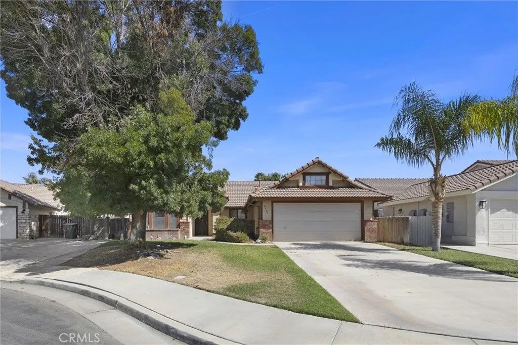 Photo of 6910 Safflower Ct, Bakersfield, CA 93313 (MLS # SR25273551)