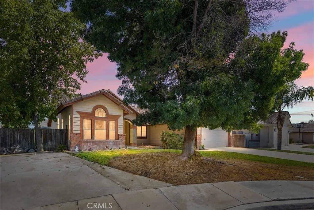 Photo of 6910 Safflower Ct, Bakersfield, CA 93313 (MLS # SR25273551)