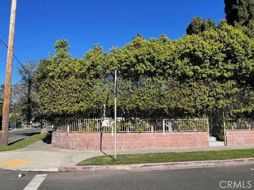 Photo of 11143 Emelita, North Hollywood, CA 91601 (MLS # SR25271682)