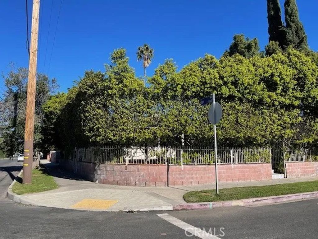 Photo of 11143 Emelita, North Hollywood, CA 91601 (MLS # SR25271682)