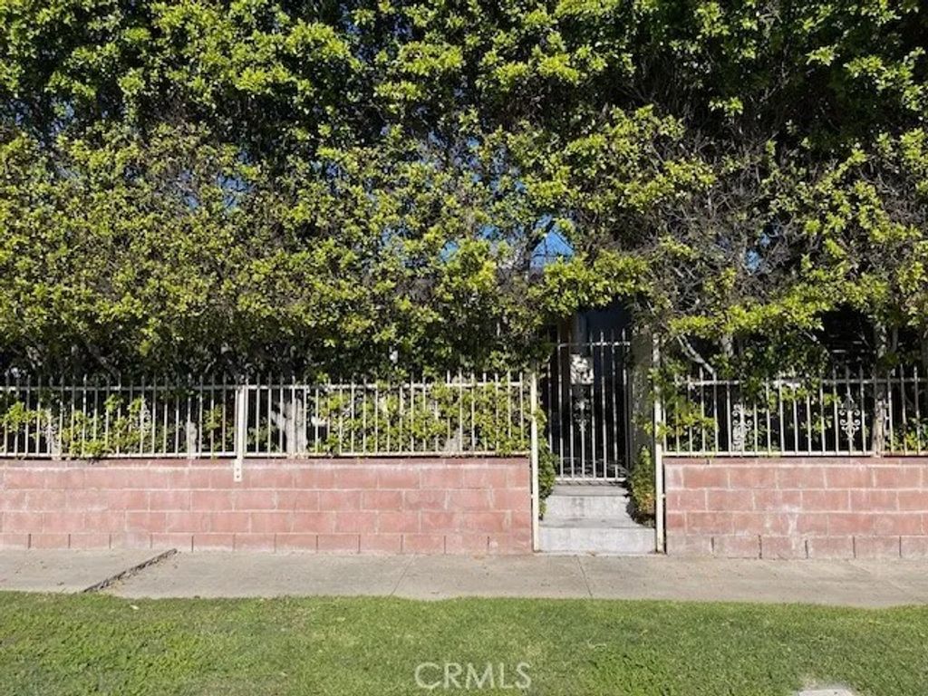 Photo of 11143 Emelita, North Hollywood, CA 91601 (MLS # SR25271682)