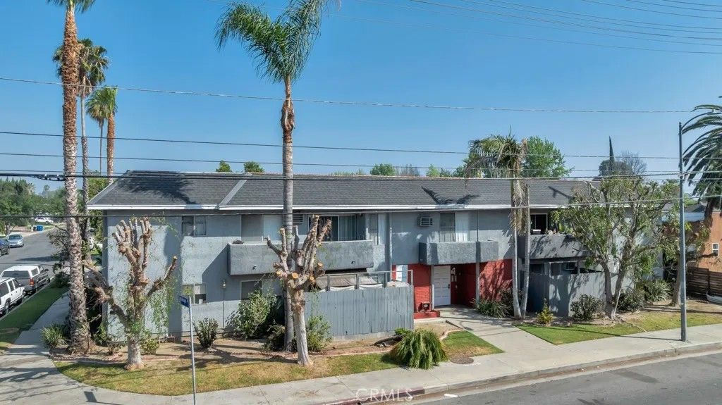 Photo of 13825 Vanowen St, Van Nuys, CA 91405 (MLS # SR26065070)