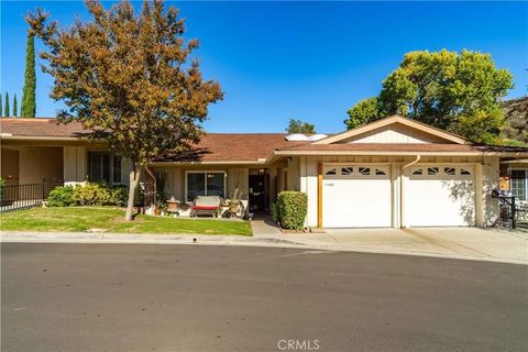 Photo of 19427 Oak Crossing Road, Newhall, CA 91321 (MLS # SR25244368)