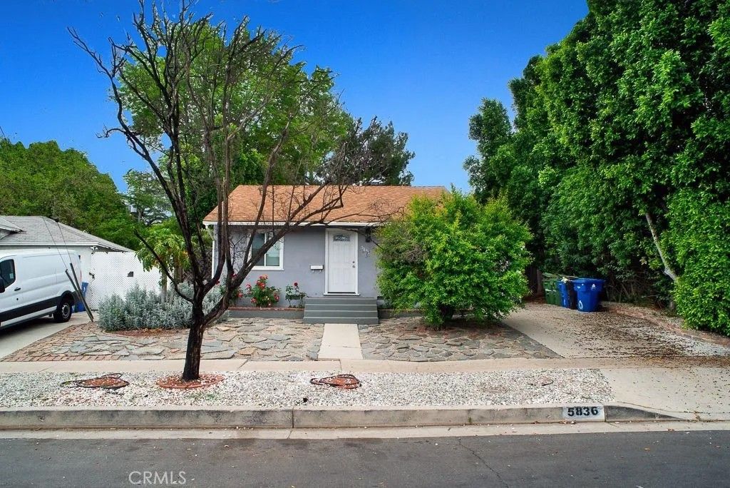 Photo of 5836 Encino Avenue, Encino, CA 91316 (MLS # SR26066808)