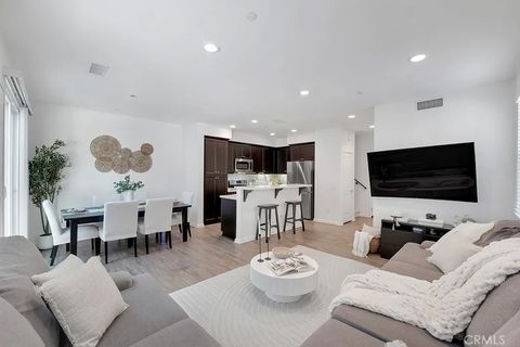 Photo of 14902 W Navarre Way, Sylmar, CA 91342 (MLS # SR26083083)