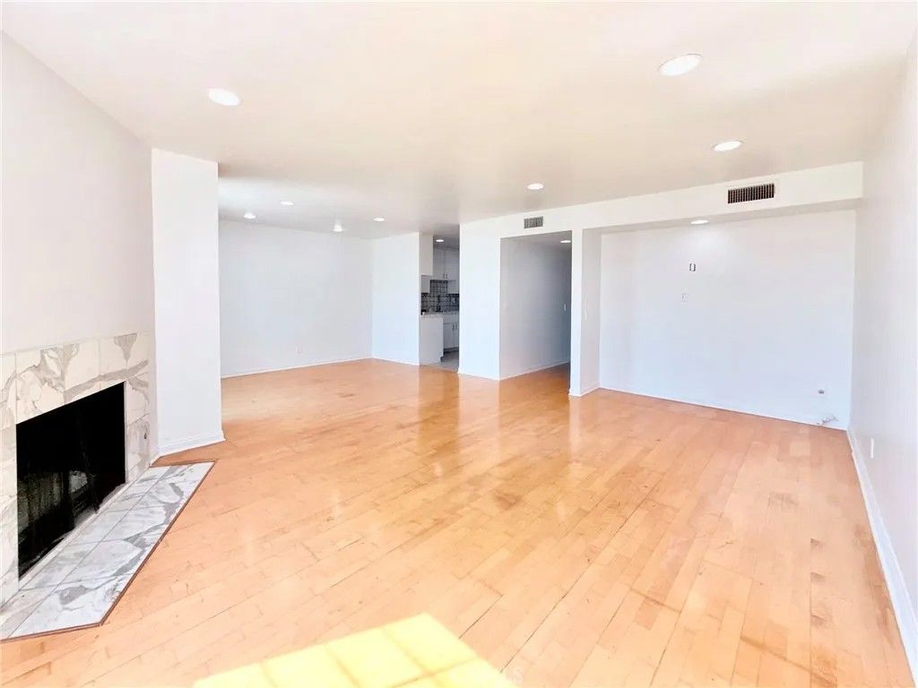 Photo of 1129 Larrabee Street #10, West Hollywood, CA 90069 (MLS # SR26004921)