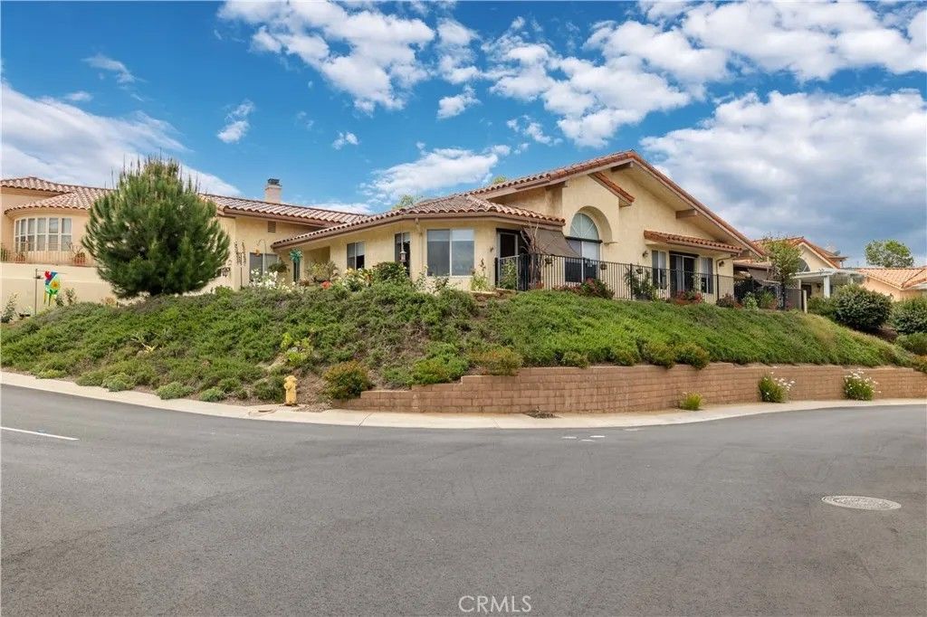 Photo of 1113 Crescent Bend, Fallbrook, CA 92028 (MLS # SW26087651)