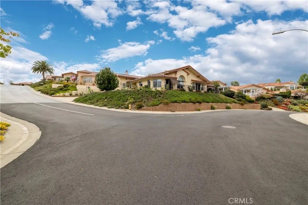 Photo of 1113 Crescent Bend, Fallbrook, CA 92028 (MLS # SW26087651)