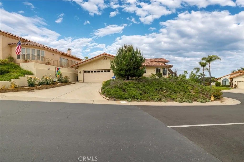 Photo of 1113 Crescent Bend, Fallbrook, CA 92028 (MLS # SW26087651)