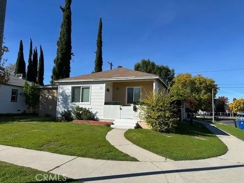 Photo of 5765 Jamieson, Encino, CA 91316 (MLS # SR25275094)