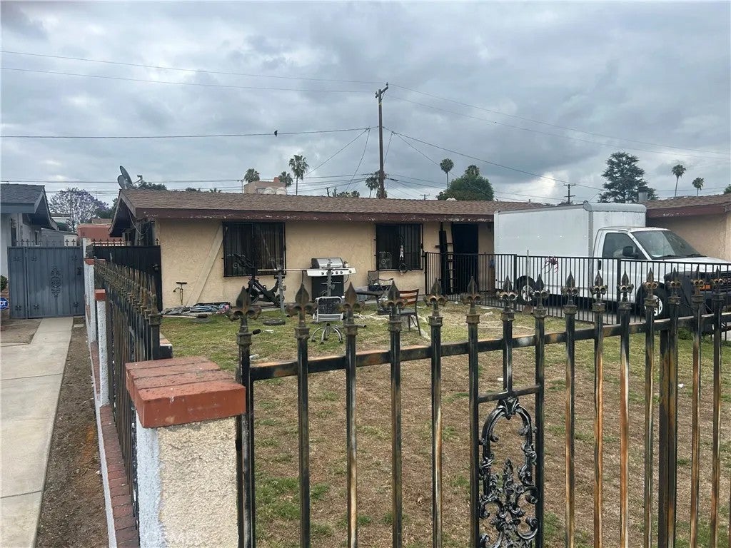 4526 N Saint Malo