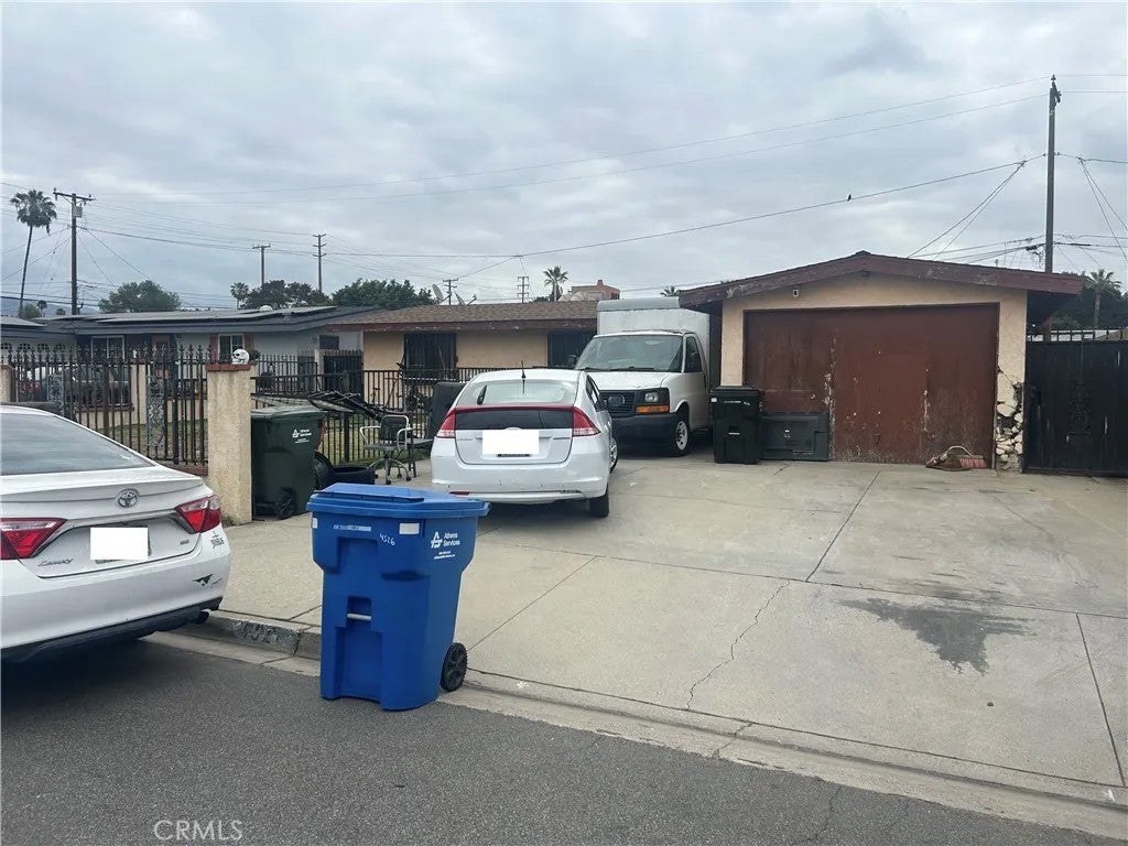 4526 N Saint Malo