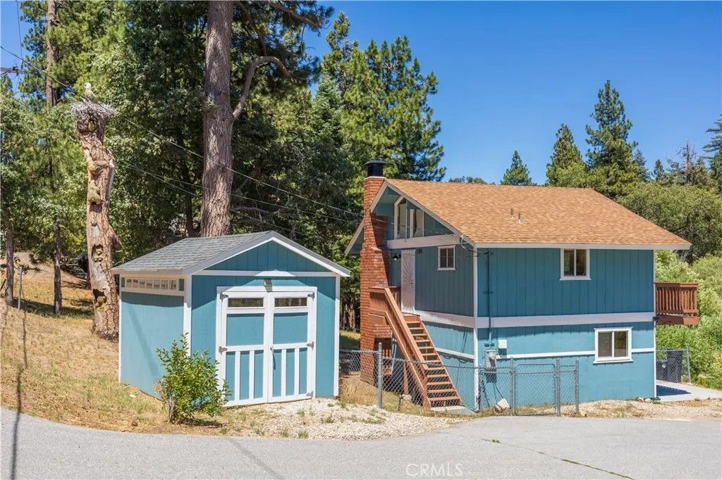 Photo of 2395 Hunsaker Dr, Running Springs, CA 92382 (MLS # IG26055044)